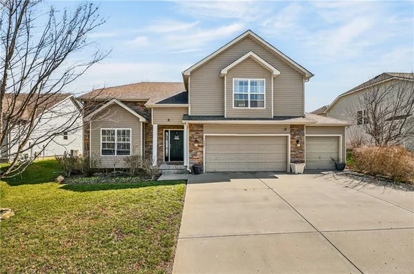 $435,000 | 10201 North Willow Avenue, Kansas City, MO 64157