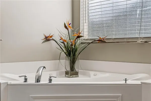 $435,000 | 10201 North Willow Avenue, Kansas City, MO 64157