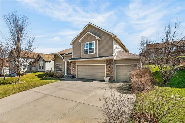 $435,000 | 10201 North Willow Avenue, Kansas City, MO 64157