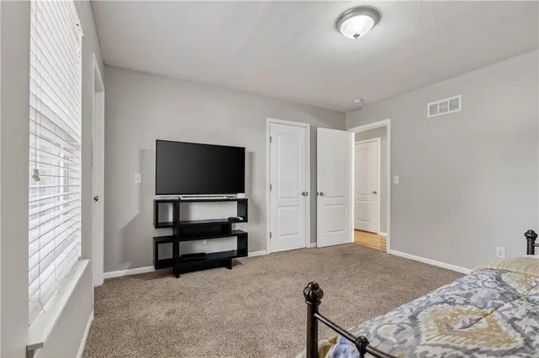 $435,000 | 10201 North Willow Avenue, Kansas City, MO 64157