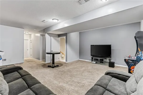 $435,000 | 10201 North Willow Avenue, Kansas City, MO 64157