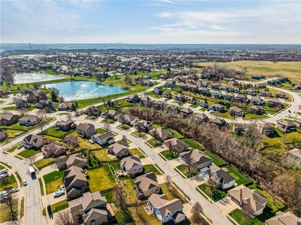 $435,000 | 10201 North Willow Avenue, Kansas City, MO 64157