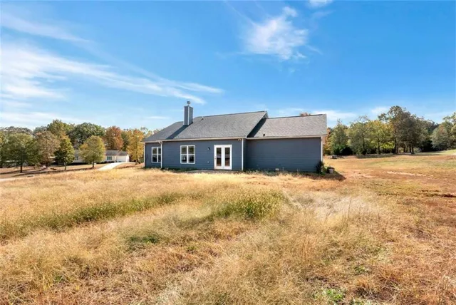 a view of a house with a yard