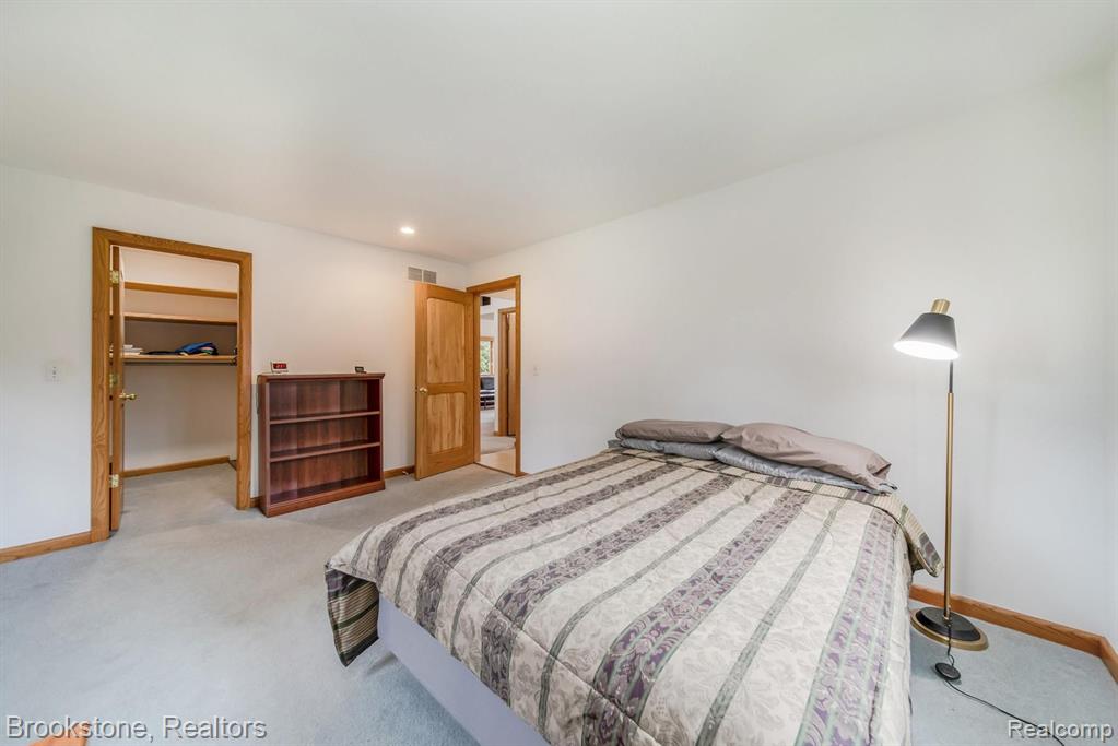 890 Bloomer Road Rochester Hills, MI 48307 - Photo 15 of 34