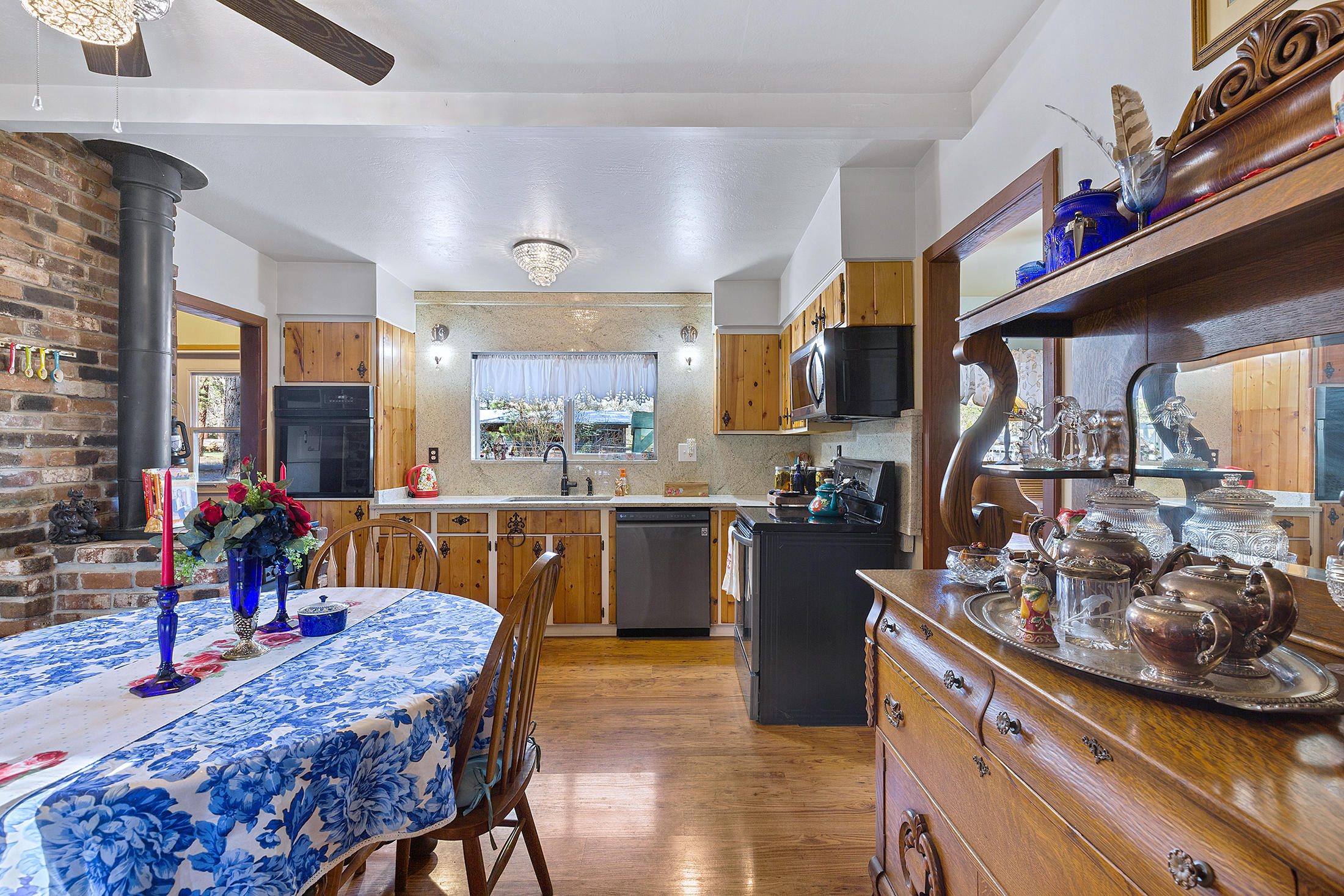 1090 Queens Branch Road Rogue River, OR 97537 - Photo 13 of 40 Eat In Kitchen