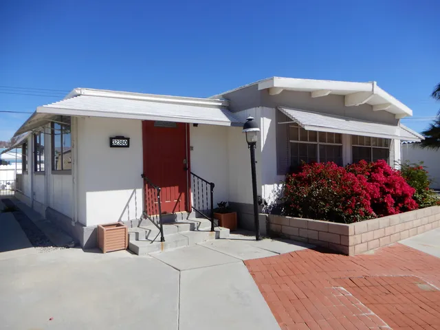 a front view of house with yard