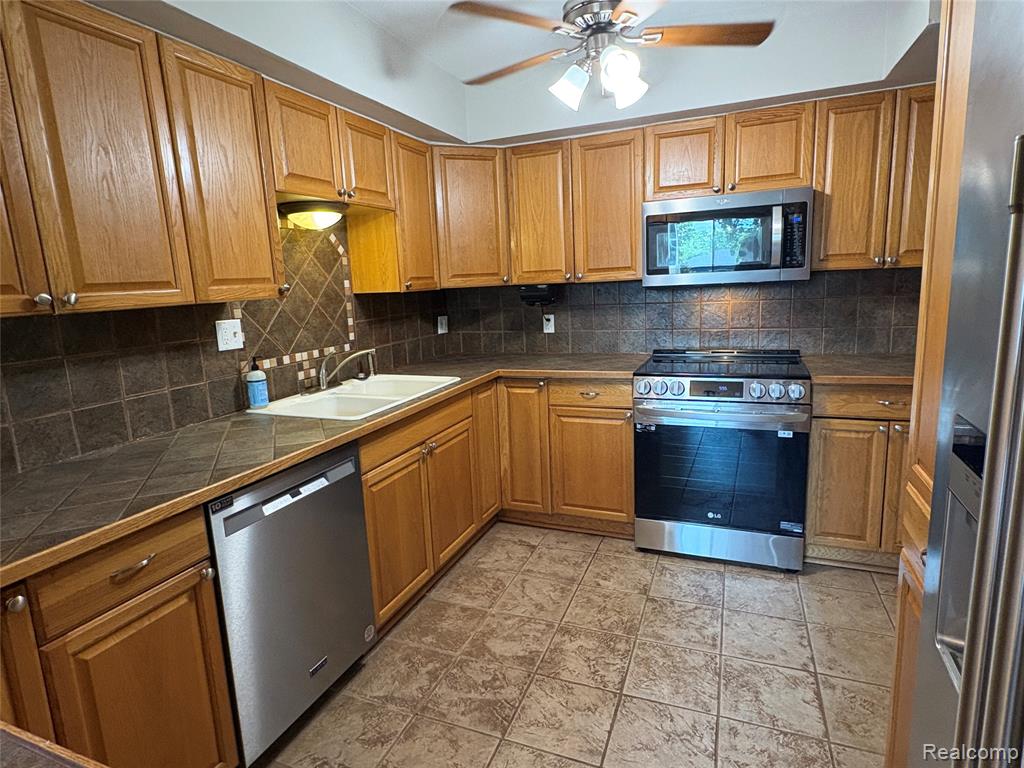 152 Ladd Road, Unit 1 Walled Lake, MI 48390 - Photo 9 of 28