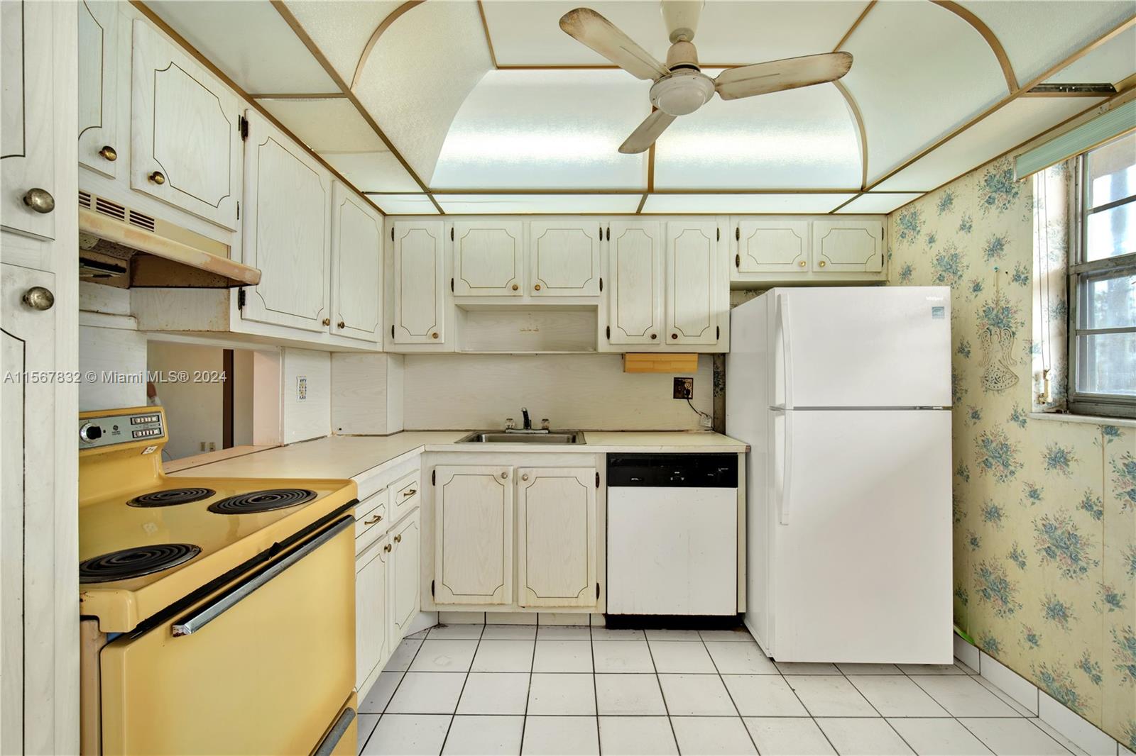 100 Berkley Road, Unit 306 Hollywood, FL 33024 - Photo 7 of 18 Gallery Image 7