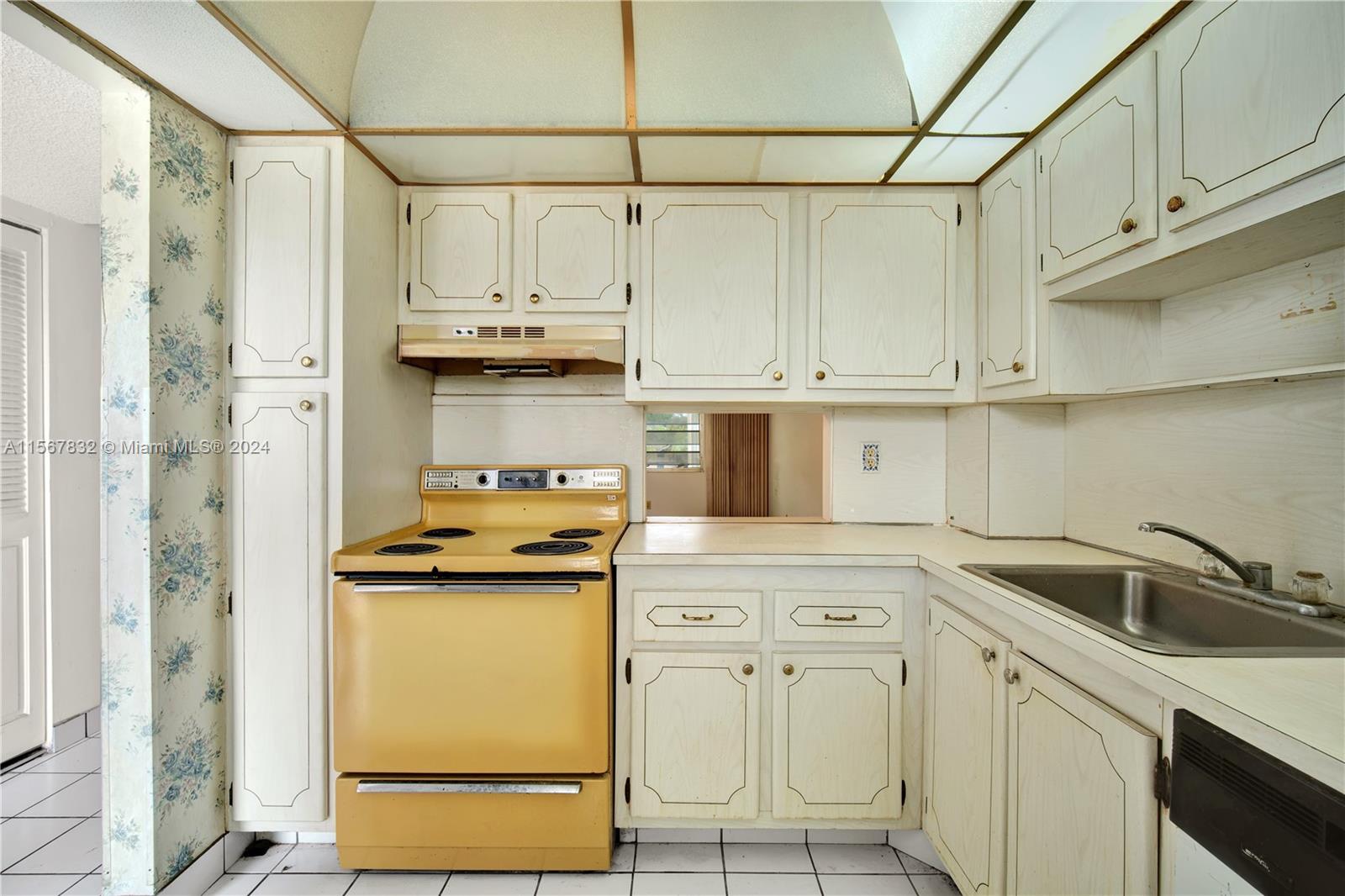 100 Berkley Road, Unit 306 Hollywood, FL 33024 - Photo 8 of 18 Gallery Image 8