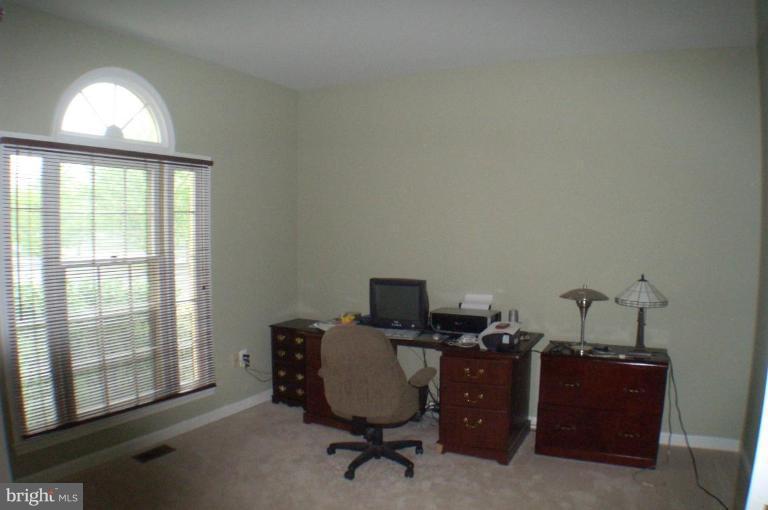 14221 Stone Chase Way Centreville, VA 20121 - Photo 4 of 17 Library