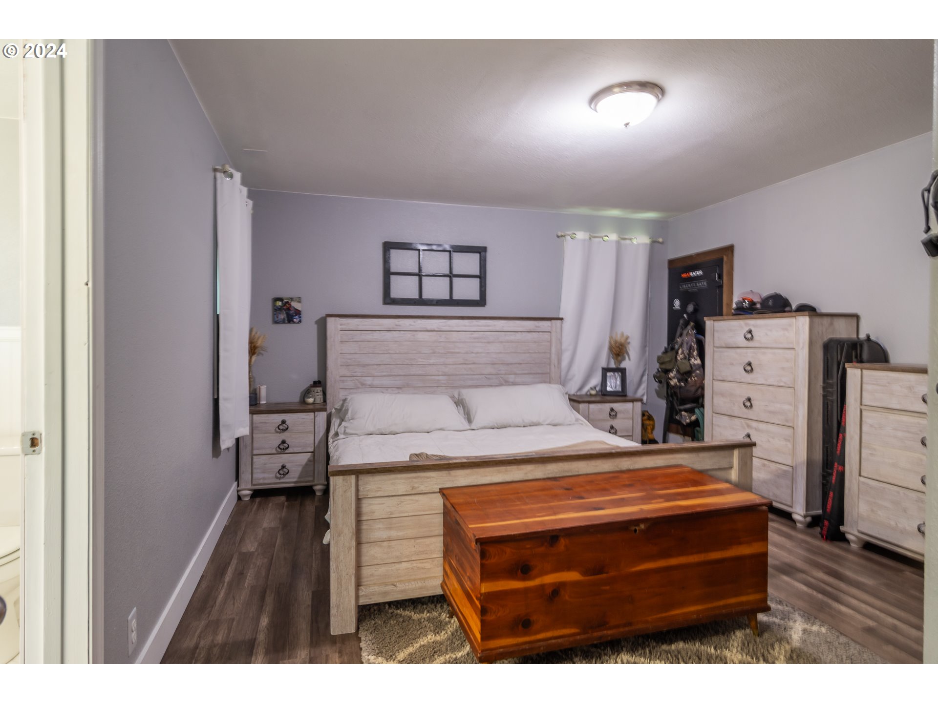 152 North Side Road Sutherlin, OR 97479 - Photo 27 of 45 a bedroom with a bed and a tv
