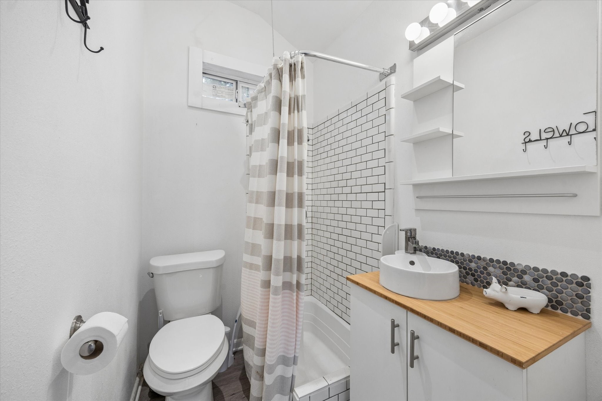 10347 Pless Road Cat Spring, TX 78933 - Photo 29 of 41 Guest house bathroom.