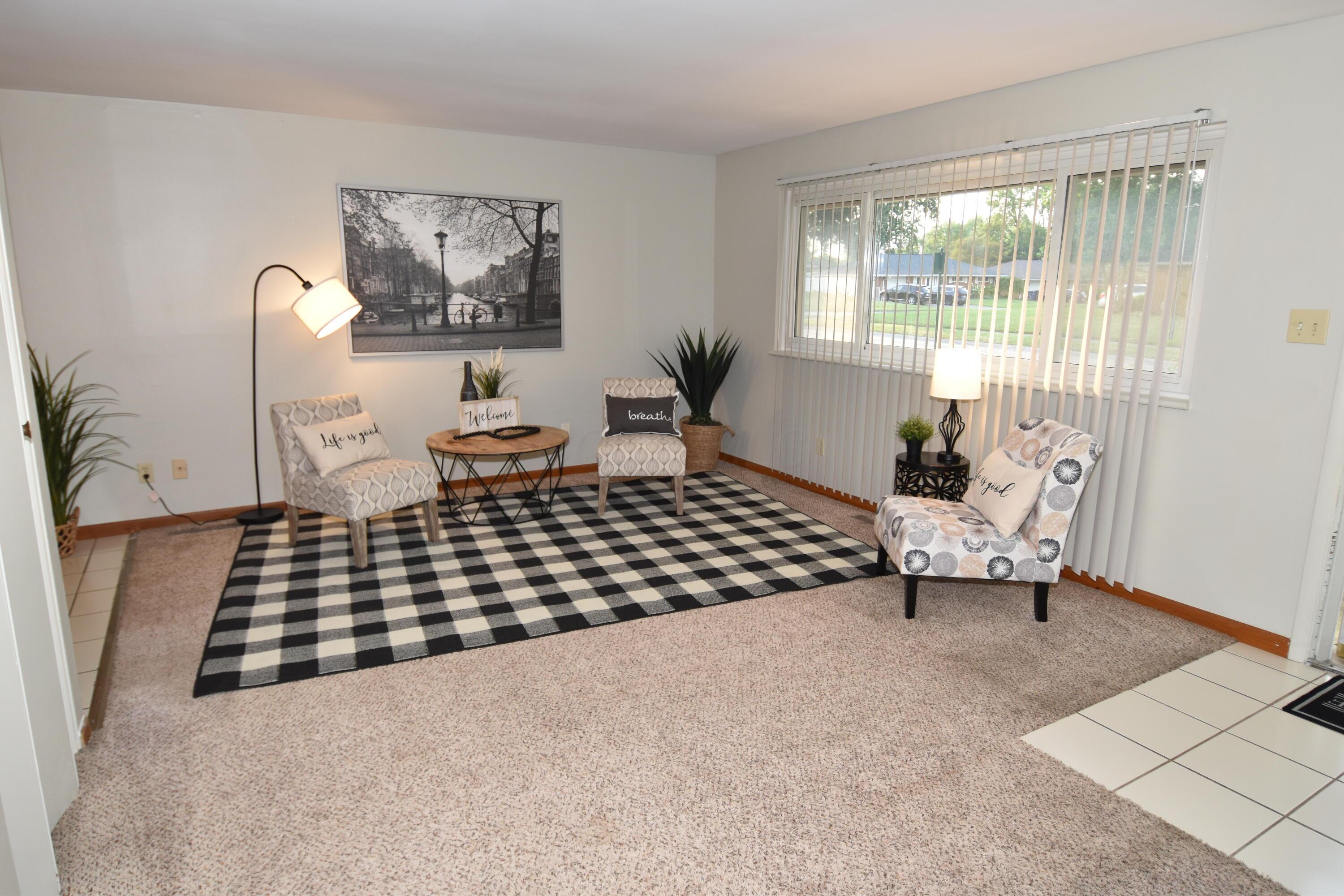 7075 Bartlett Road Reynoldsburg, OH 43068 - Photo 5 of 34 Living Room