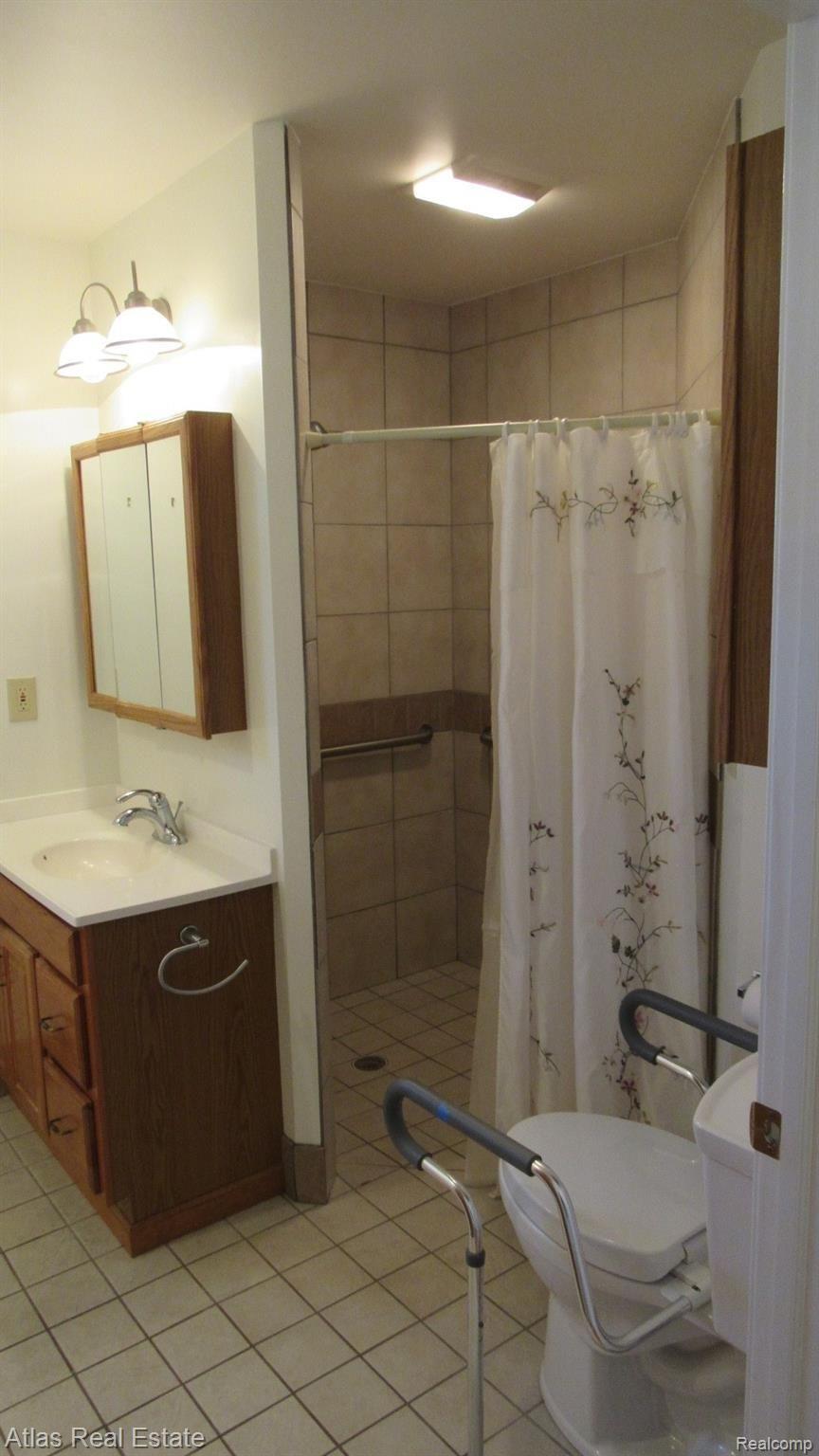 5014 North Belsay Road Flint, MI 48506 - Photo 17 of 31 IMG_2877.JPG