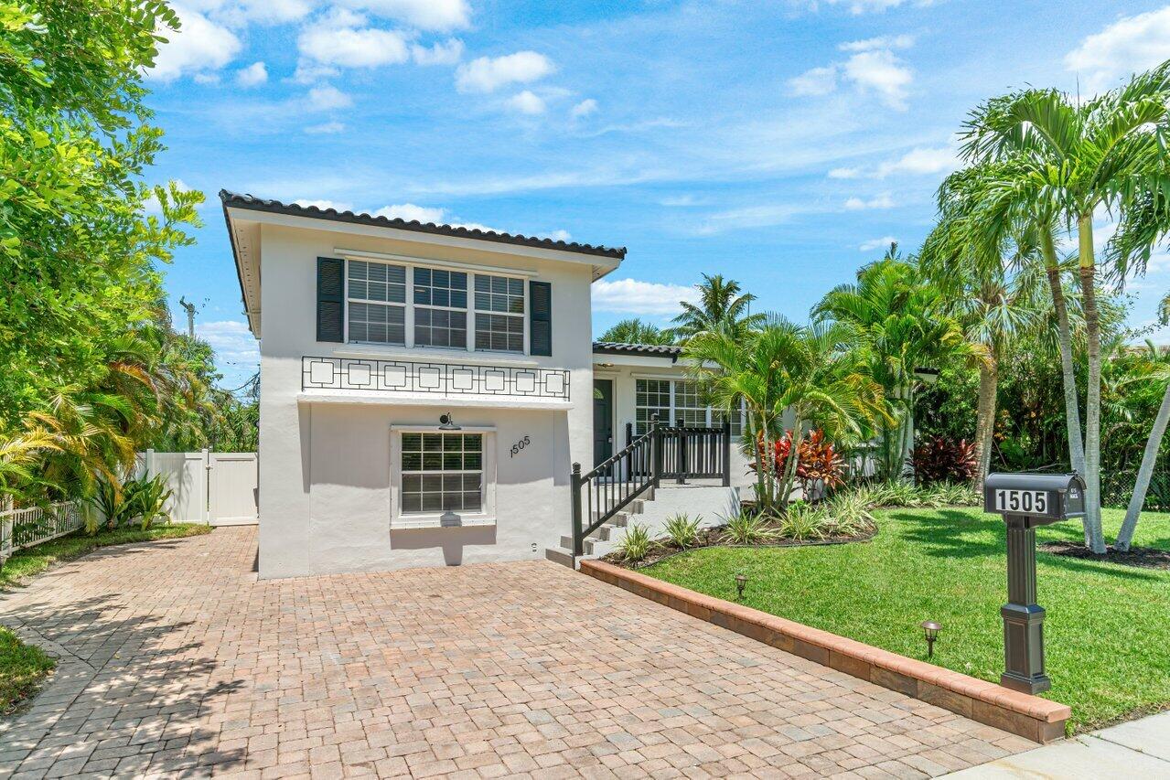 1505 Northeast 4th Avenue Boca Raton, FL 33432 - Photo 8 of 34 Driveway