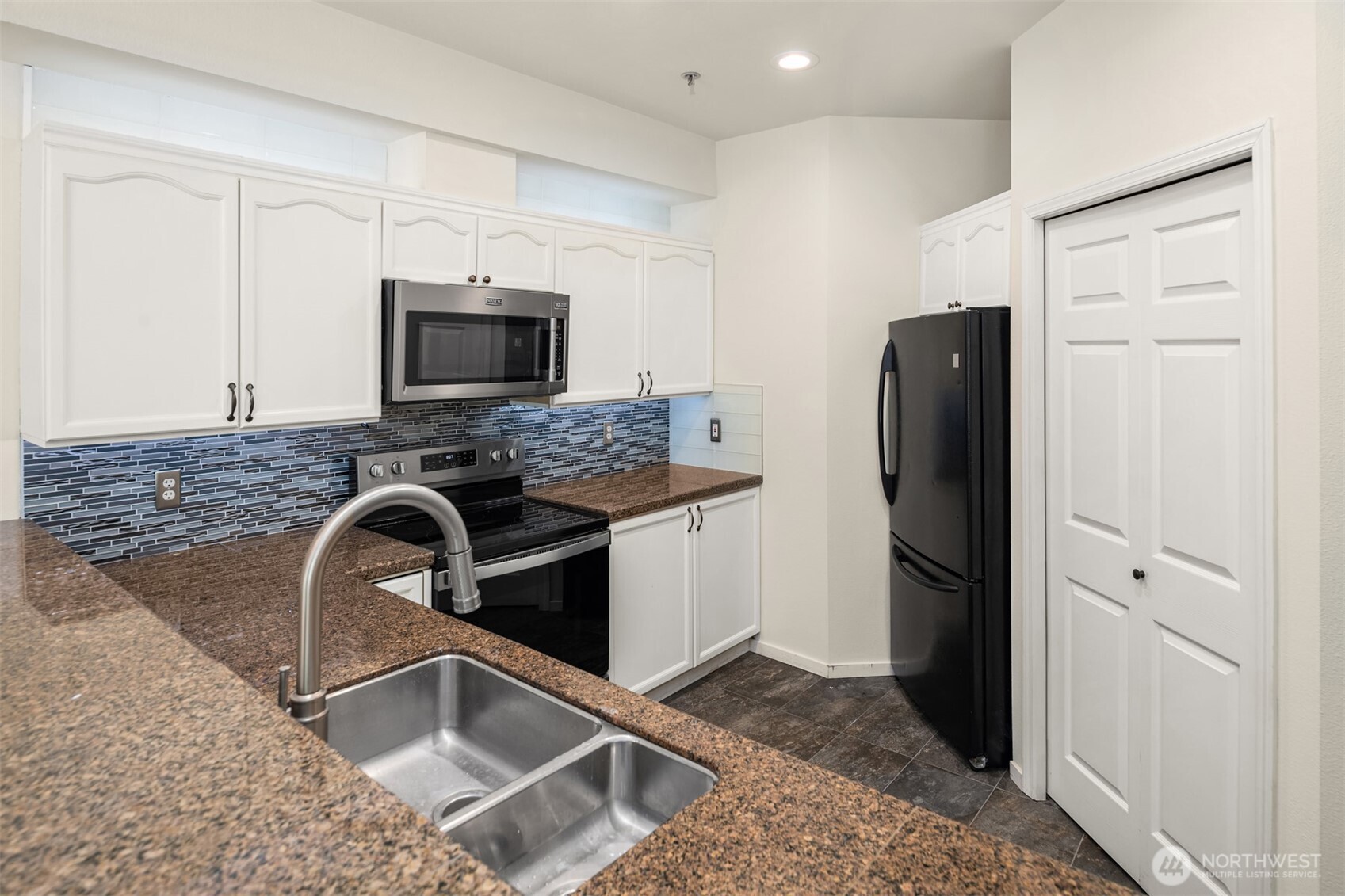 12113 Northeast 172nd Place, Unit J202 Bothell, WA 98011 - Photo 5 of 34