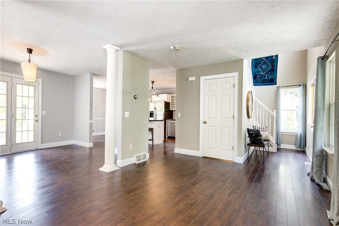 1576 Maple Road Cleveland Heights, OH 44121 - Photo 5 of 33