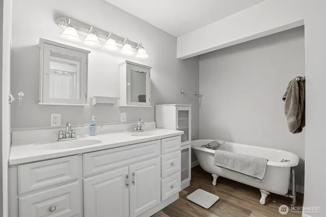 a en suite bathroom with a double vanity sink and a mirror