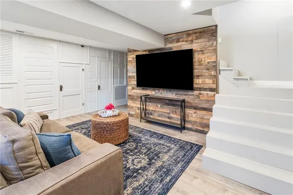 $1,799,000 | 560 Lake Viking Terrace, Gallatin, MO 64640