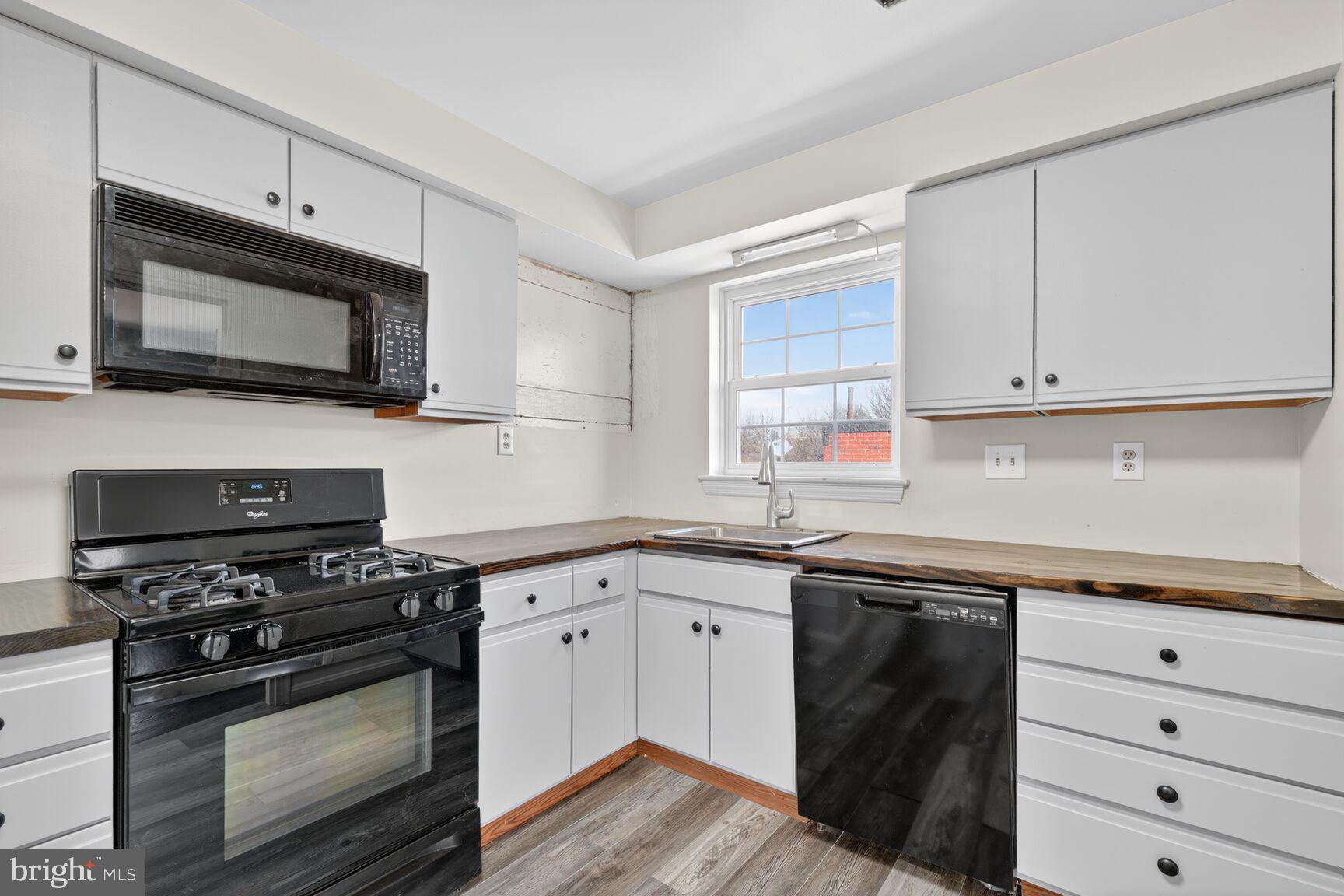 2611 13th Road South Arlington, VA 22204 - Photo 11 of 19 Kitchen with gas stove in upper-level.