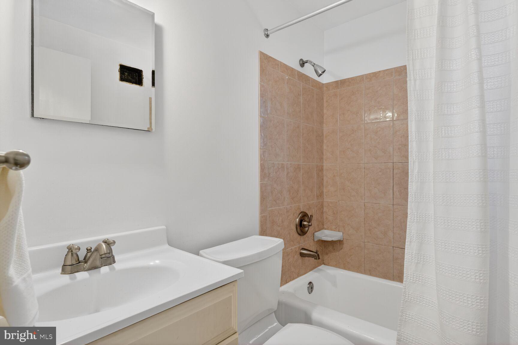 2611 13th Road South Arlington, VA 22204 - Photo 14 of 19 Full bathroom in upper-level.
