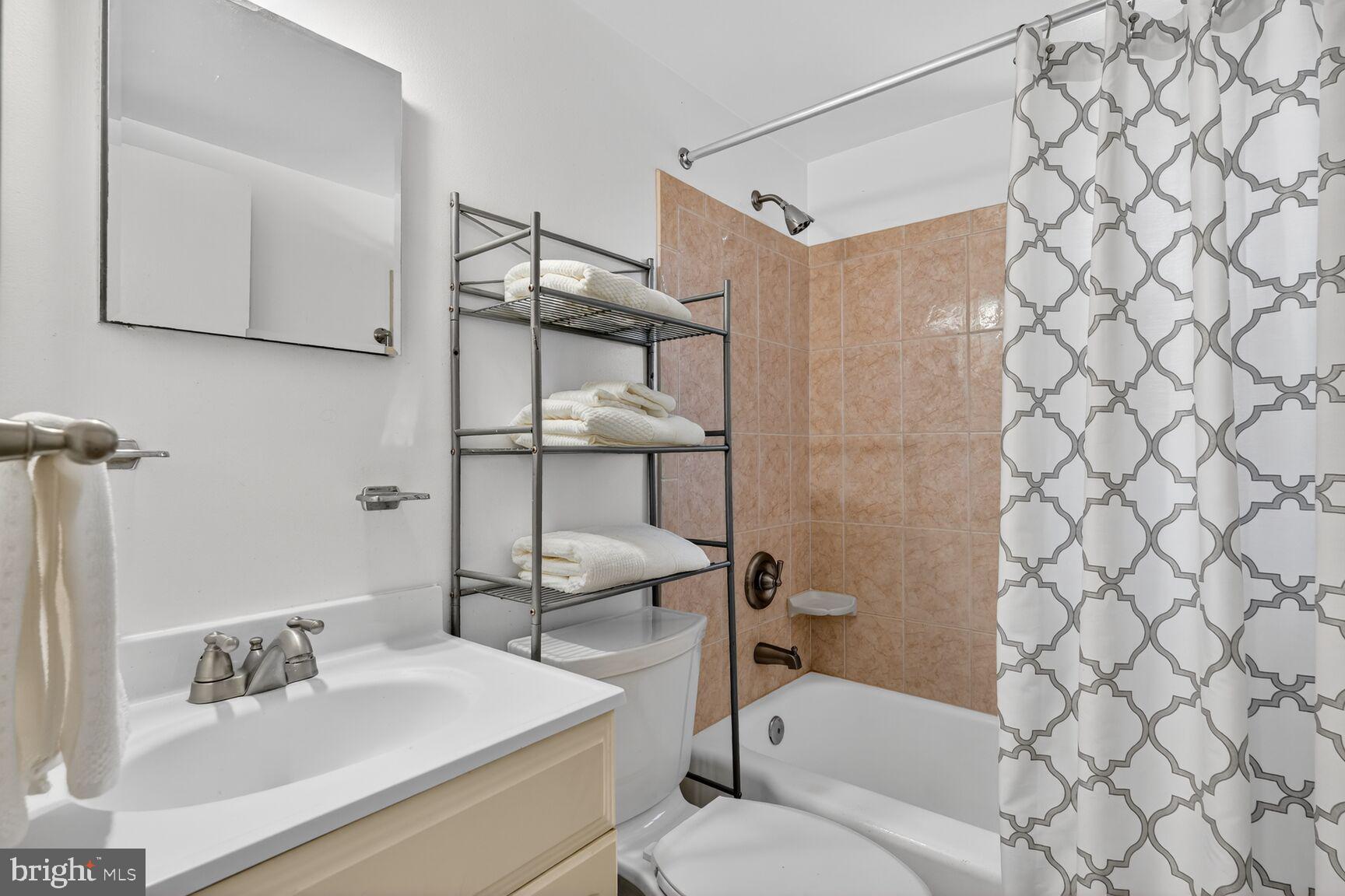 2611 13th Road South Arlington, VA 22204 - Photo 7 of 19 Full bathroom on mid-level.