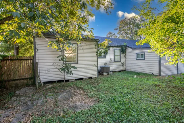 a view of a house with a backyard