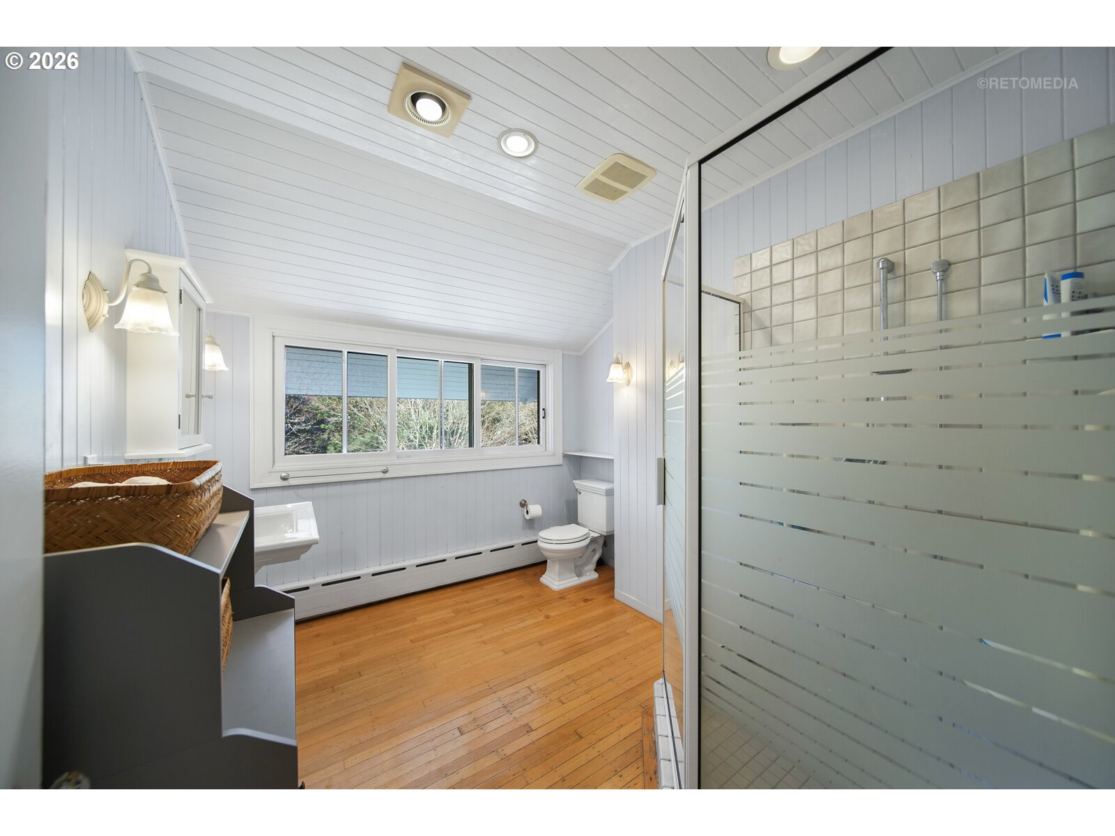 6533 Southwest 34th Avenue Portland, OR 97239 - Photo 37 of 48 Bathroom