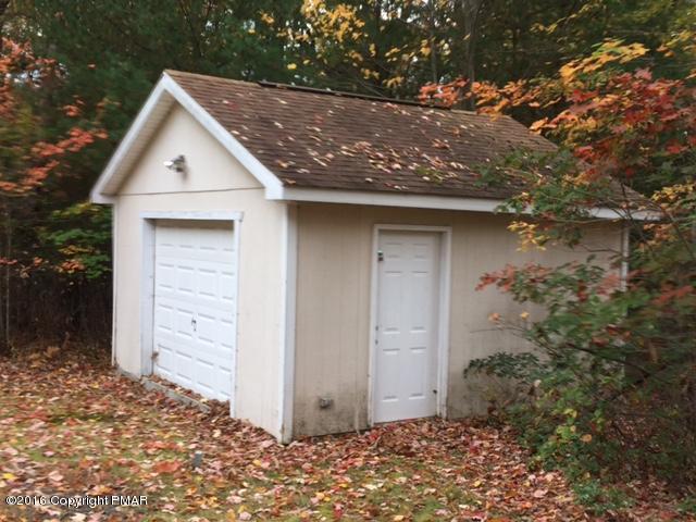 153 Raccoon Run Effort, PA 18330 - Photo 3 of 11 image5