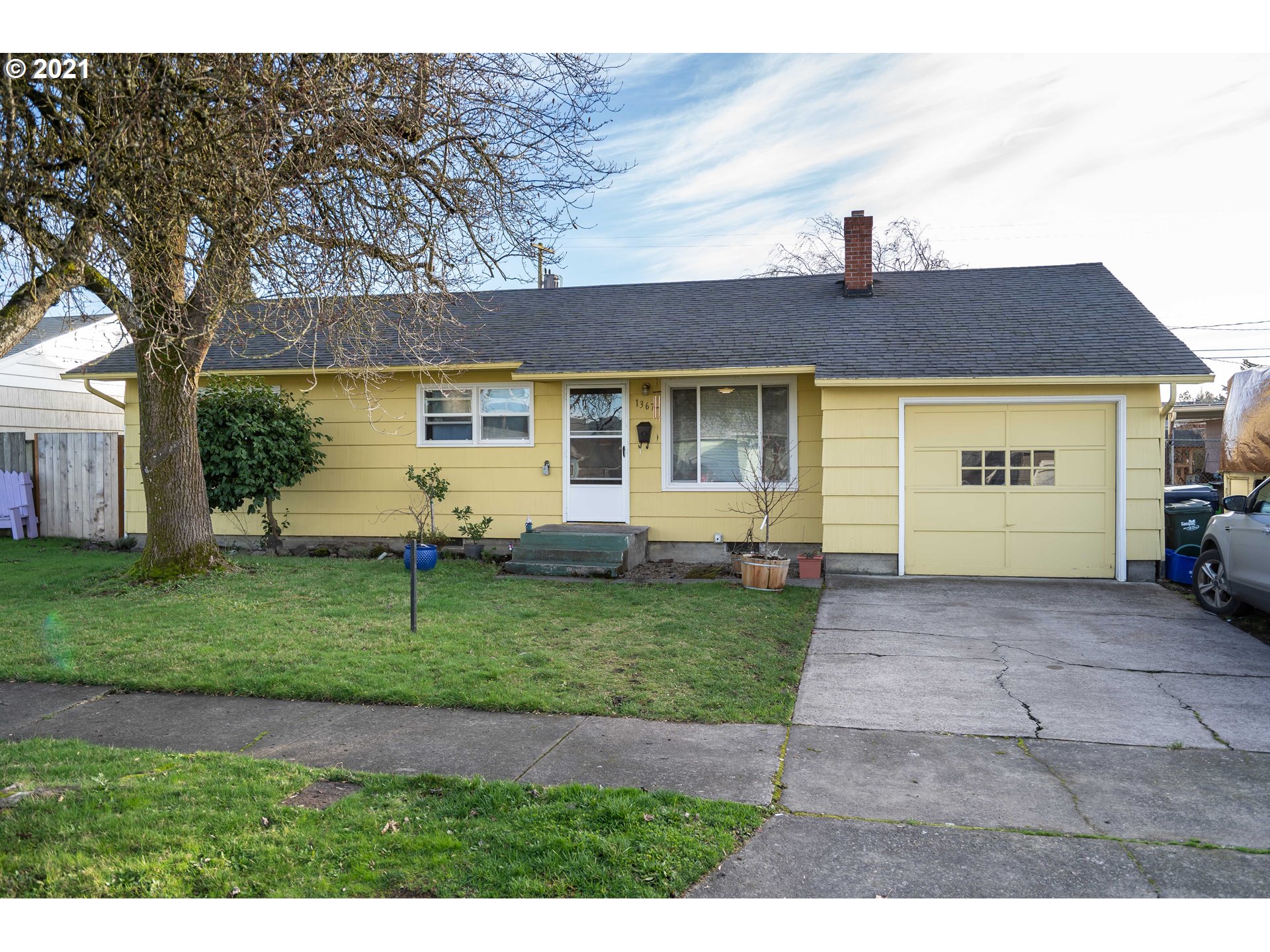 1367 Olympic Street Springfield, OR 97477 - Photo 1 of 20 a front view of a house with a garden