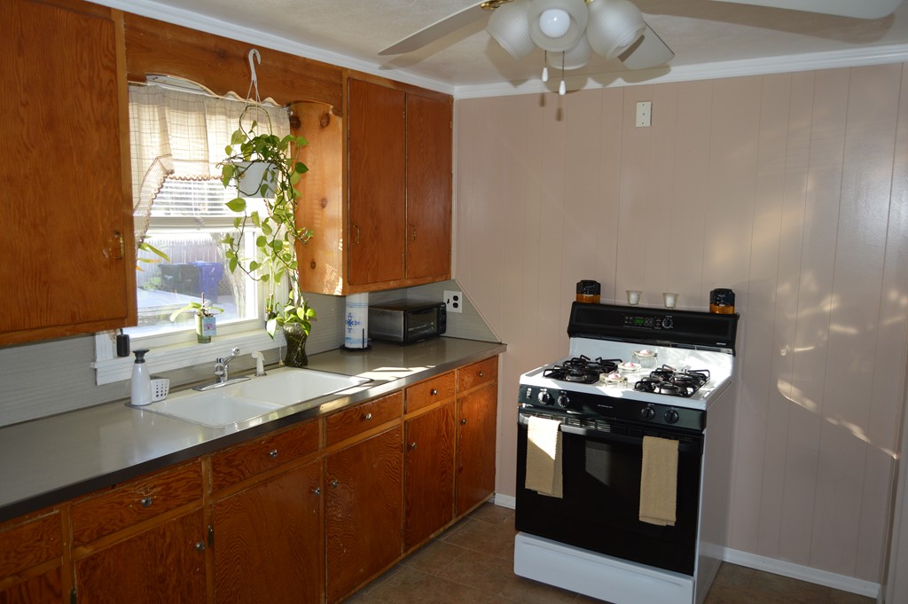 80 Leitch Street Springfield, MA 01109 - Photo 3 of 18