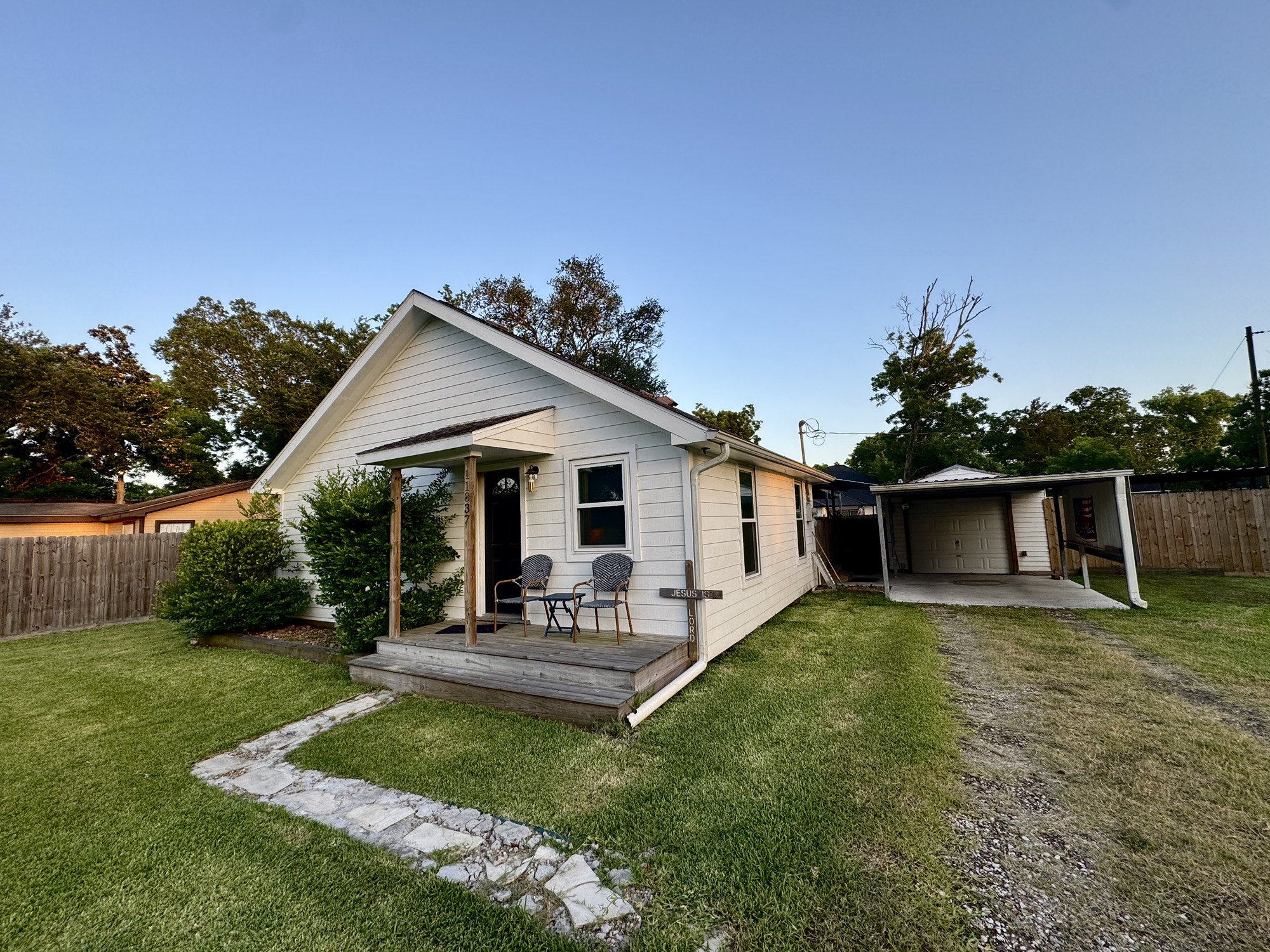 11837 13th Street Santa Fe, TX 77510 - Photo 2 of 20 a view of a house with backyard and sitting area