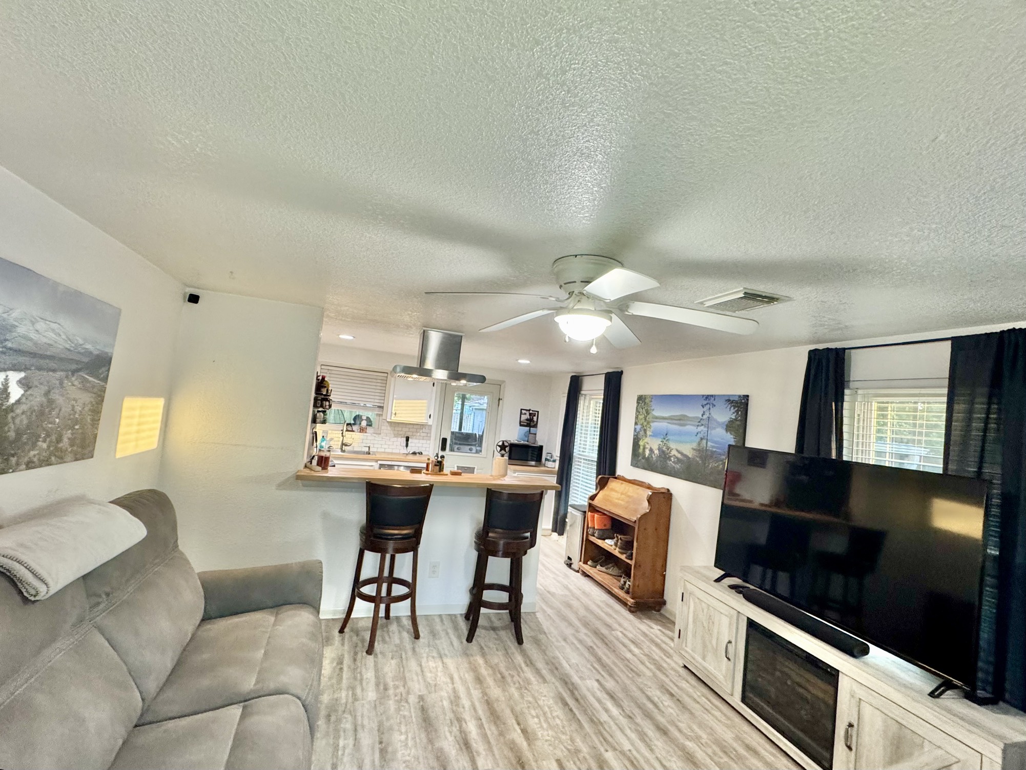 11837 13th Street Santa Fe, TX 77510 - Photo 4 of 20 a living room with furniture a flat screen tv and kitchen view