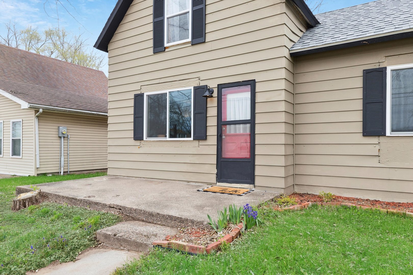211 Clay Street New Boston, IL 61272 - Photo 28 of 29 front view of a house with a yard