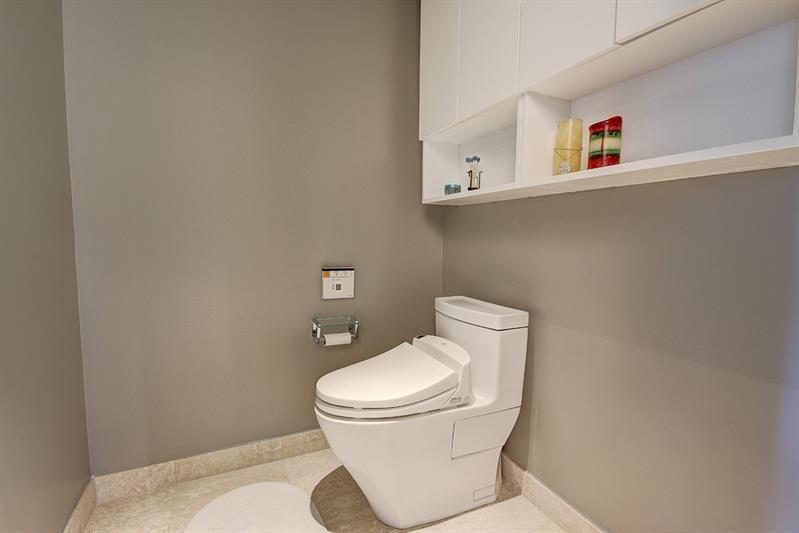 400 Alton Road, Unit 2208 Miami Beach, FL 33139 - Photo 12 of 26 Private Toilet