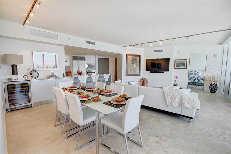 400 Alton Road, Unit 2208 Miami Beach, FL 33139 - Photo 5 of 26 Dinning area 1