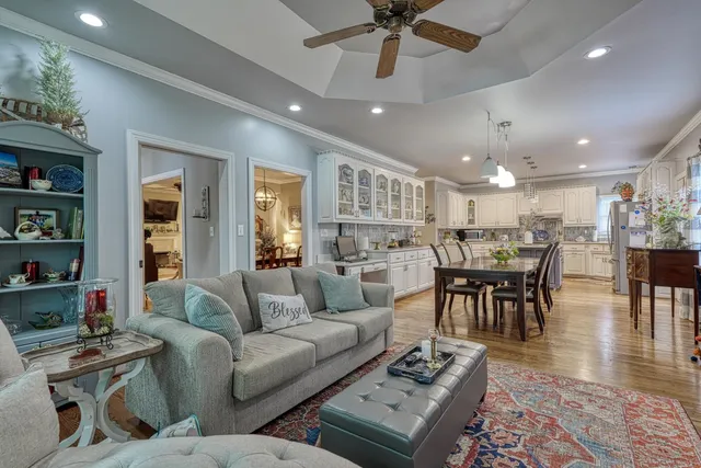 $725,000 | 335 Hillcove Point, Wellford, SC 29385