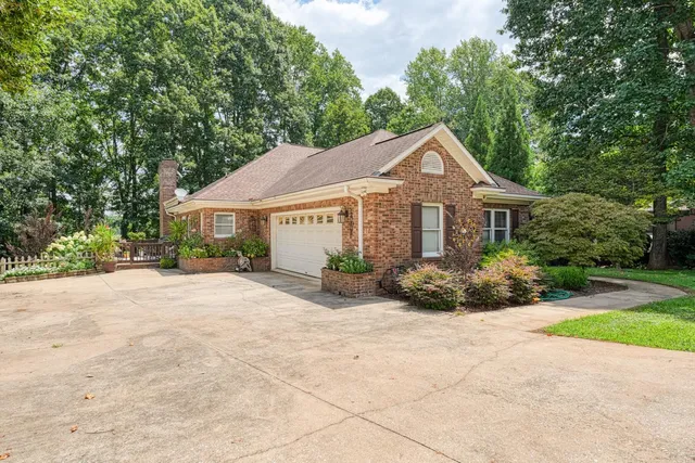 $725,000 | 335 Hillcove Point, Wellford, SC 29385