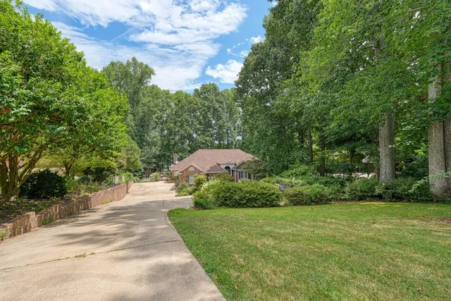 $725,000 | 335 Hillcove Point, Wellford, SC 29385