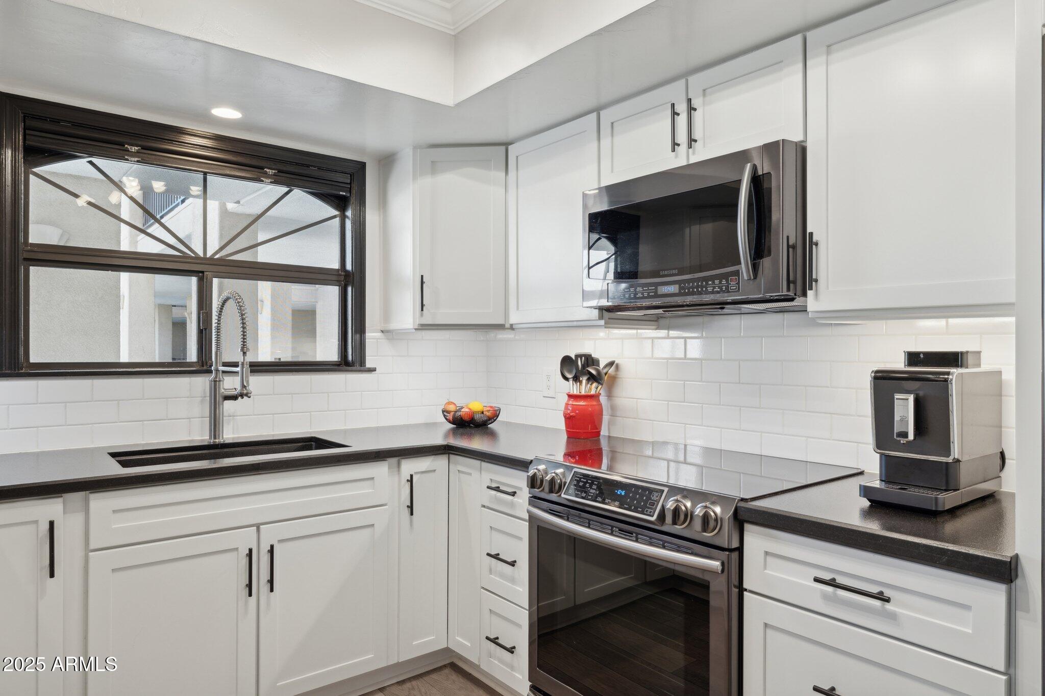 5104 North 32nd Street, Unit 218 Phoenix, AZ 85018 - Photo 3 of 29 Kitchen