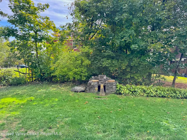 a view of a back yard