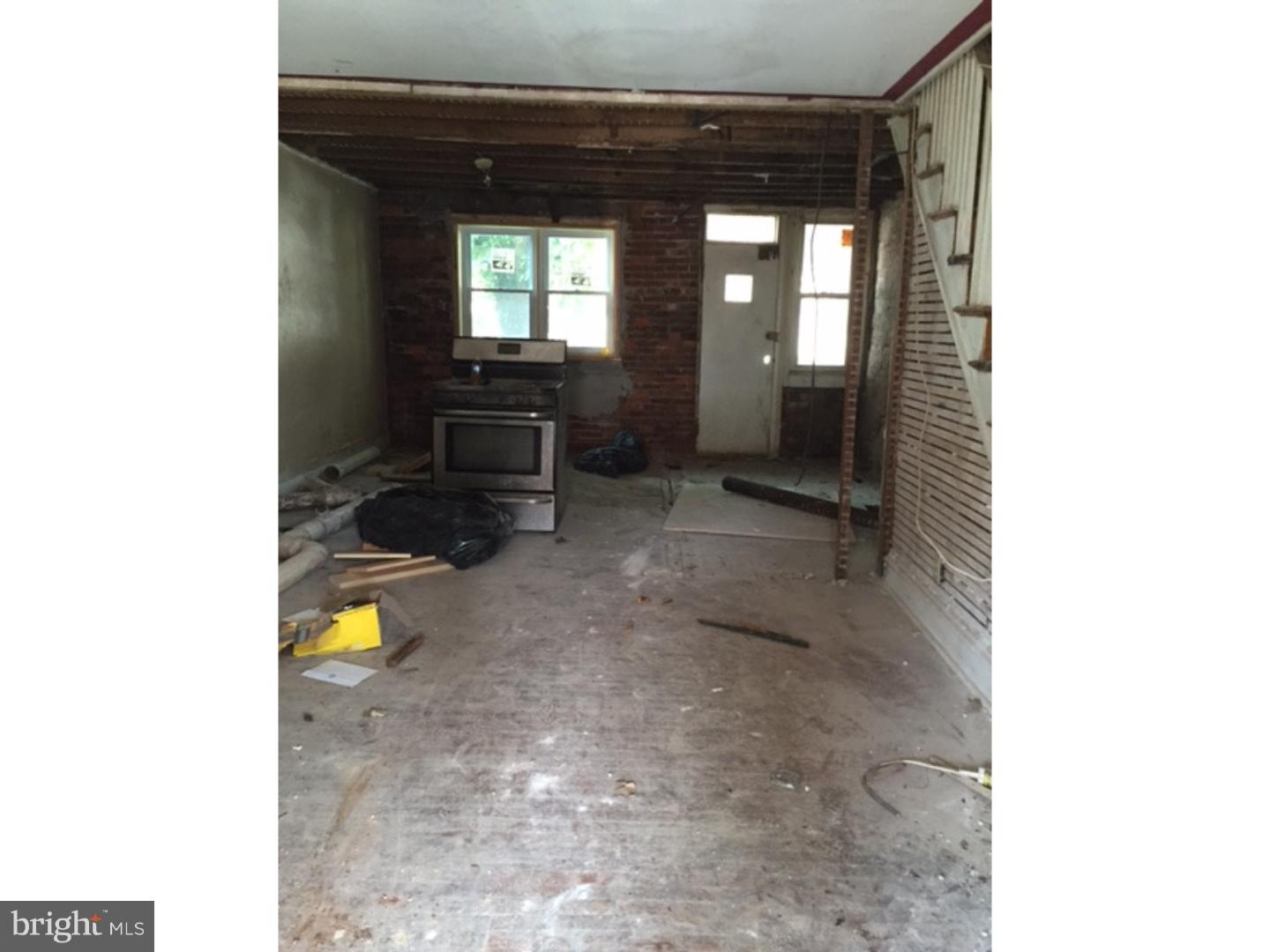 5719 Reedland Street Philadelphia, PA 19143 - Photo 2 of 5 Living Room
