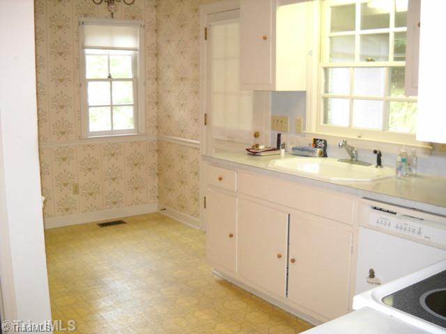401 Old Farm Road Thomasville, NC 27360 - Photo 6 of 15 Kitchen.