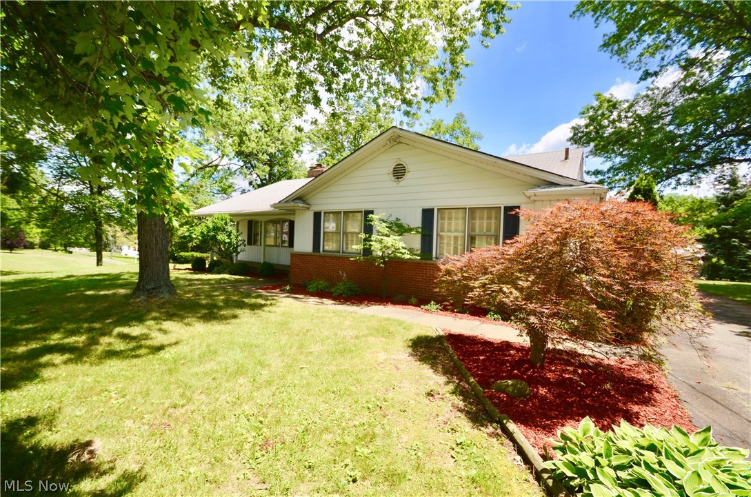 543 Rothrock Road Akron, OH 44333 - Photo 3 of 29