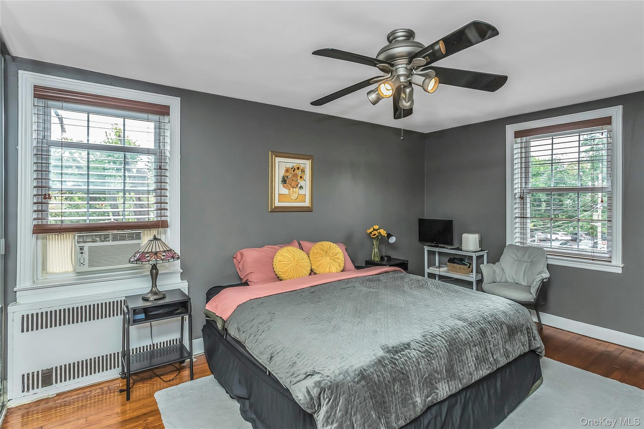 8 Welwyn Road, Unit 2F Great Neck, NY 11021 - Photo 16 of 23 King size bed