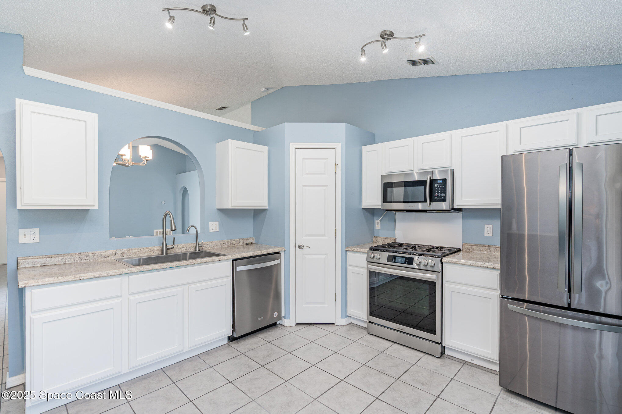 2188 Redwood Circle Palm Bay, FL 32905 - Photo 12 of 24 kitchen