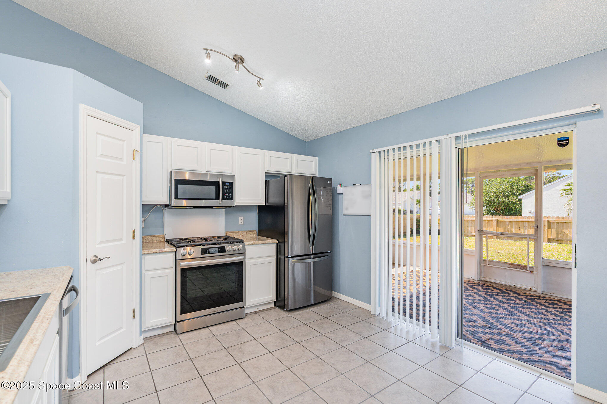 2188 Redwood Circle Palm Bay, FL 32905 - Photo 10 of 24 kitchen