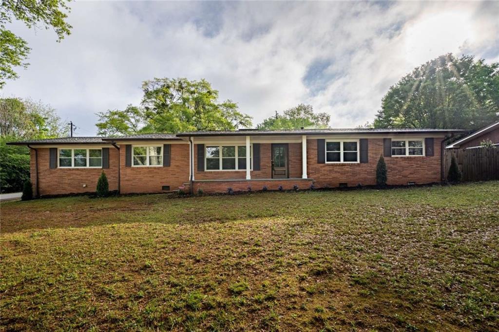 a view of a house with a backyard