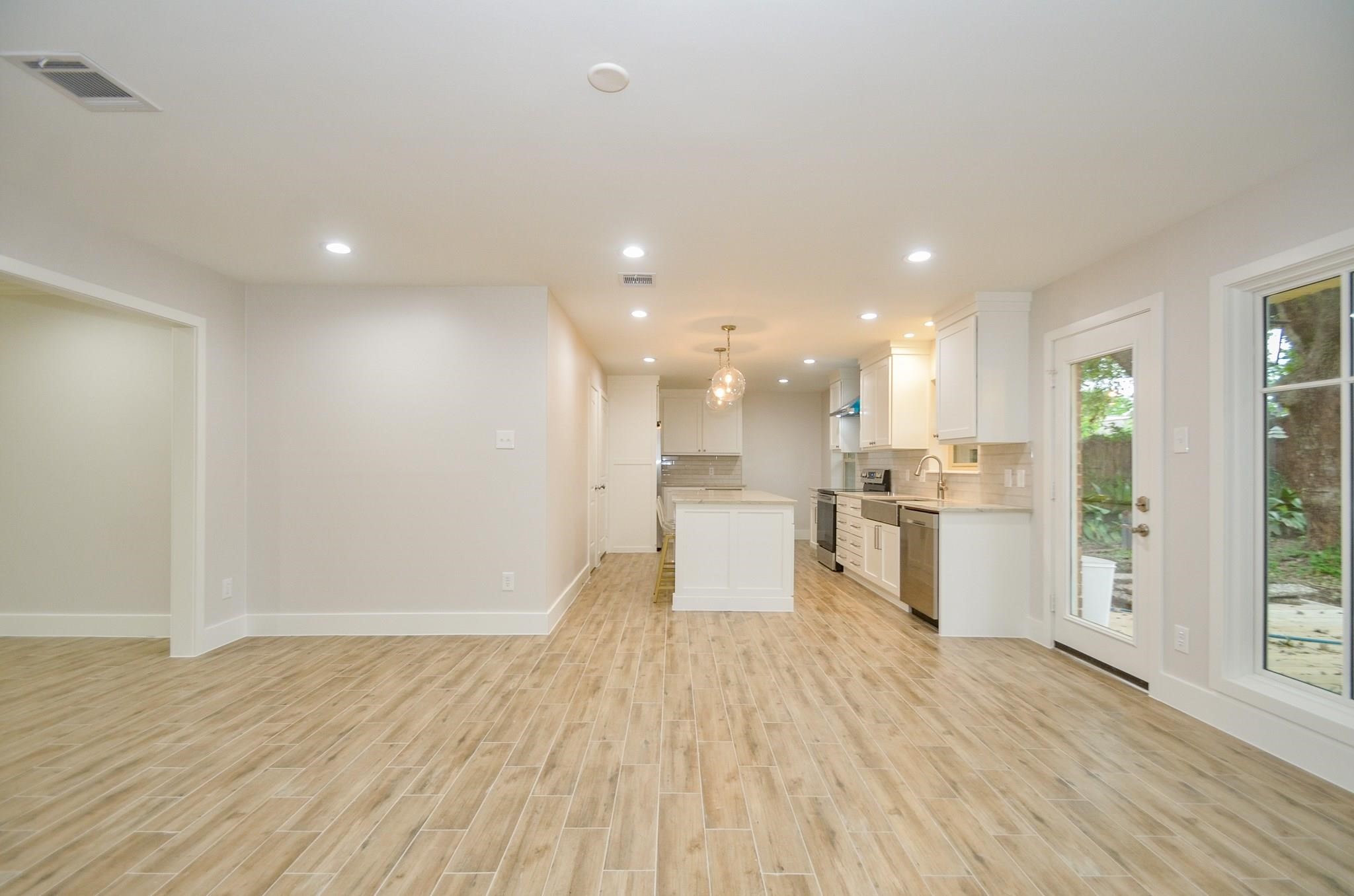 7414 Grape Street Houston, TX 77074 - Photo 5 of 27 Spacious and open