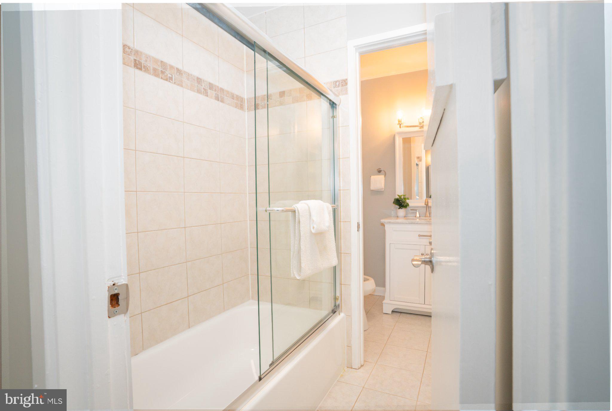 5860 Thunder Hill Road, Unit C1 Columbia, MD 21045 - Photo 18 of 22 Modern bathroom with sleek design.